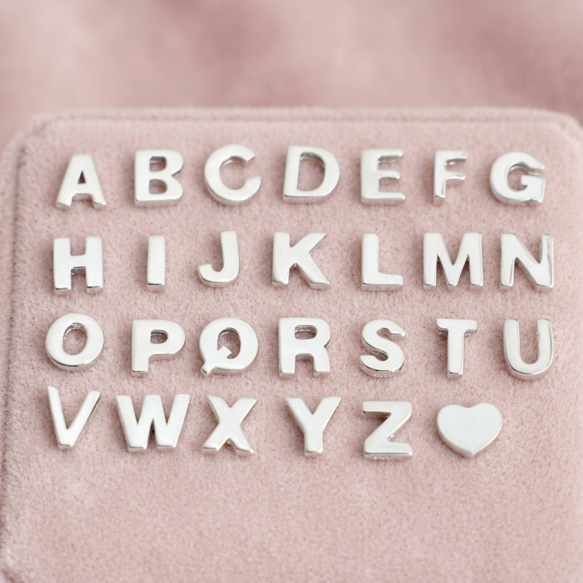 Alphabet Sliding Charm: silberne Buchstaben A bis T, plus Herz