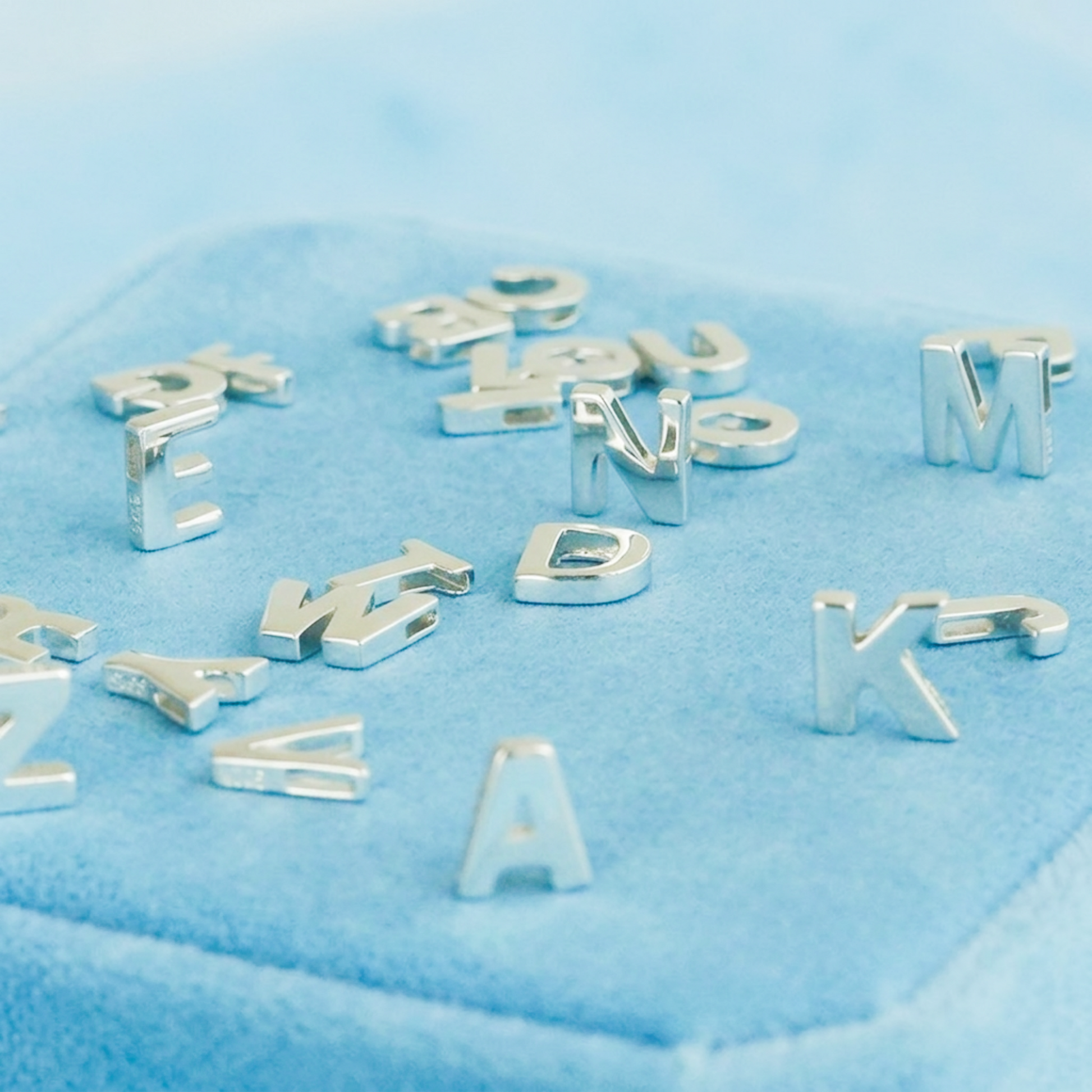 Alphabet Sliding Charm: silberne und goldfarbene Buchstaben, z. B. E, D, M, V
