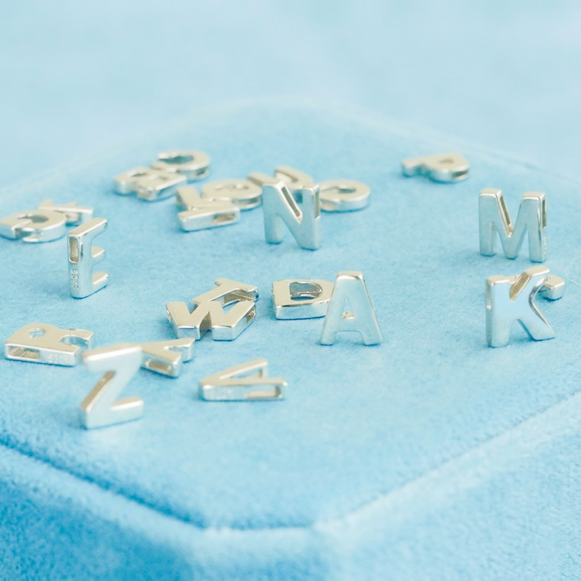 Alphabet Sliding Charm: goldfarbene und silberne Buchstaben, z. B. K, A, Z, M