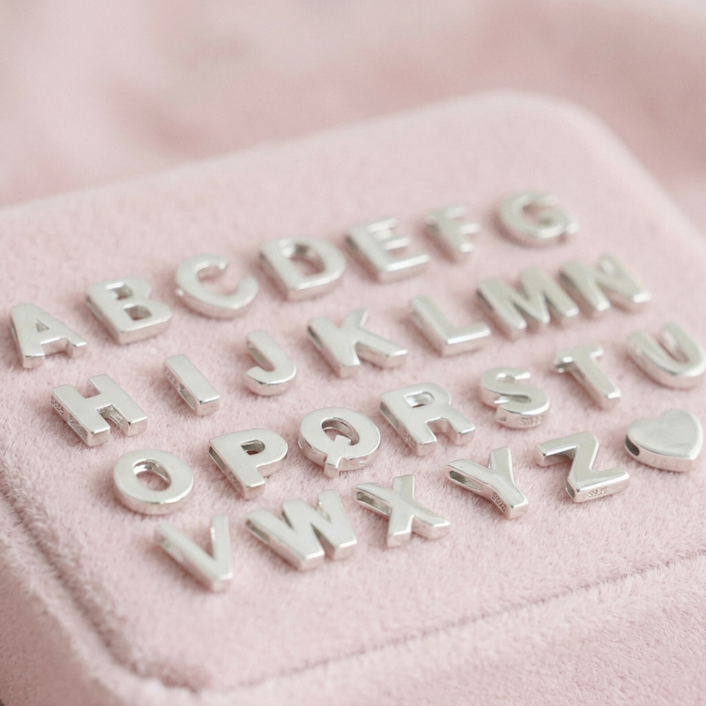 Alphabet Sliding Charm: silberne Buchstaben A bis Z, plus Herz