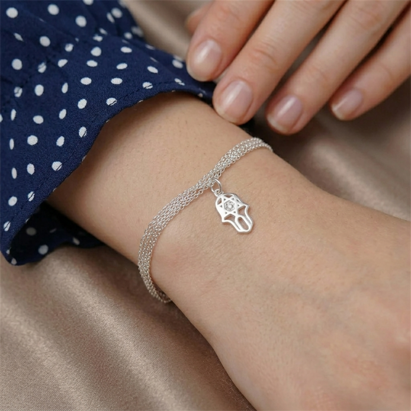 Silbernes Hamsa-Armband mit kleinem Schutzsymbol-Anhänger