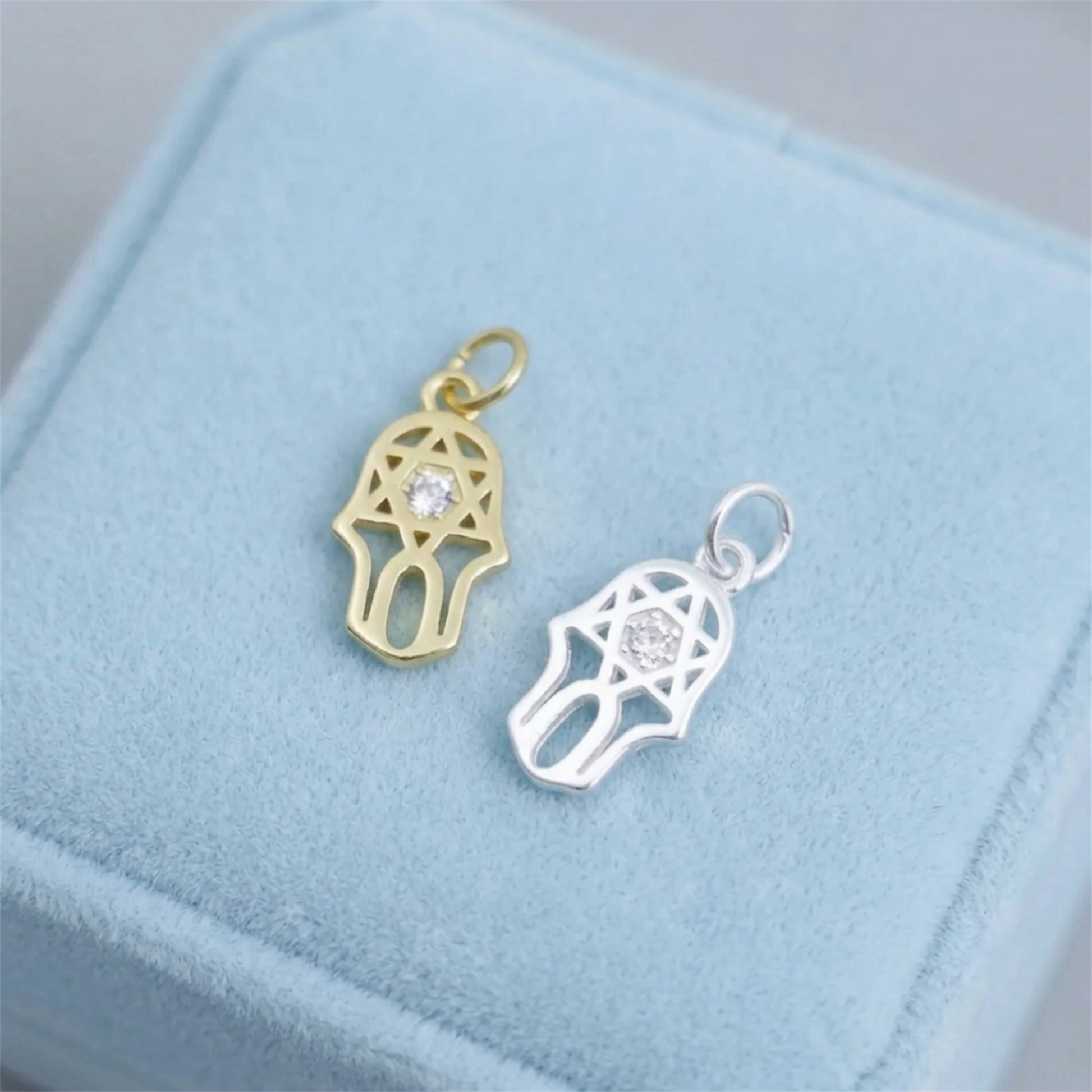 Gold- und Silberfarbene Hamsa-Anhänger, Multisymbole und heller Stein