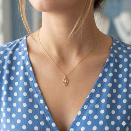 Goldene Kette mit Hamsa-Schutzanhänger mit hellem Stein