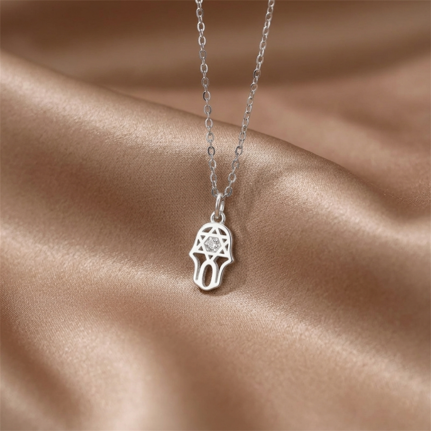 Silberner Hamsa-Schutzanhänger an Kette, Multisymbole mit hellem Stein