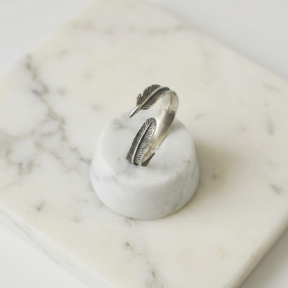 Feather Wing Wrap Ring mit eingerollter Federdekoration an der Ringoberseite