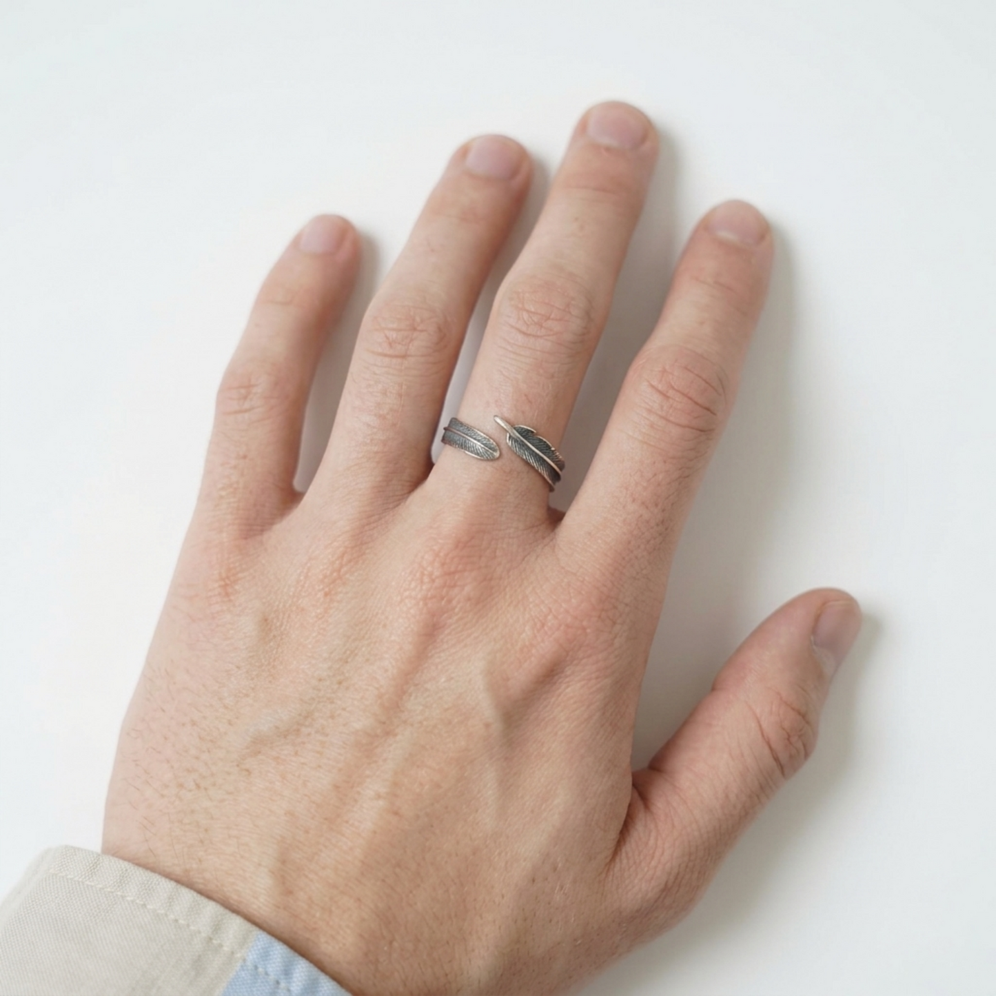 Feather Wing Wrap Ring am Finger getragen, schmaler Ring mit Federakzent