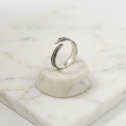 Feather Wing Wrap Ring in Seitenansicht, silberfarbenes Band mit Feder-Relief