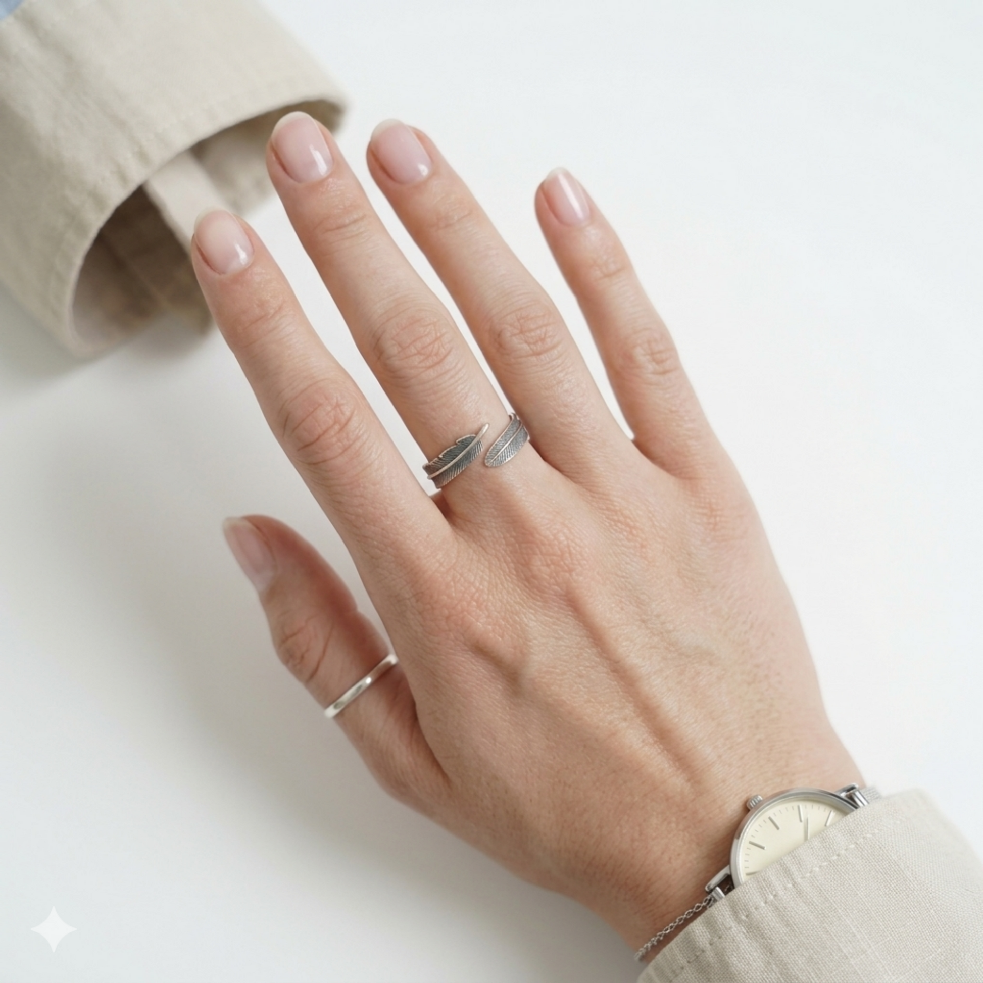 Feather Wing Wrap Ring am Handgelenk/Hand, Feder-Detail auf dem Metallband