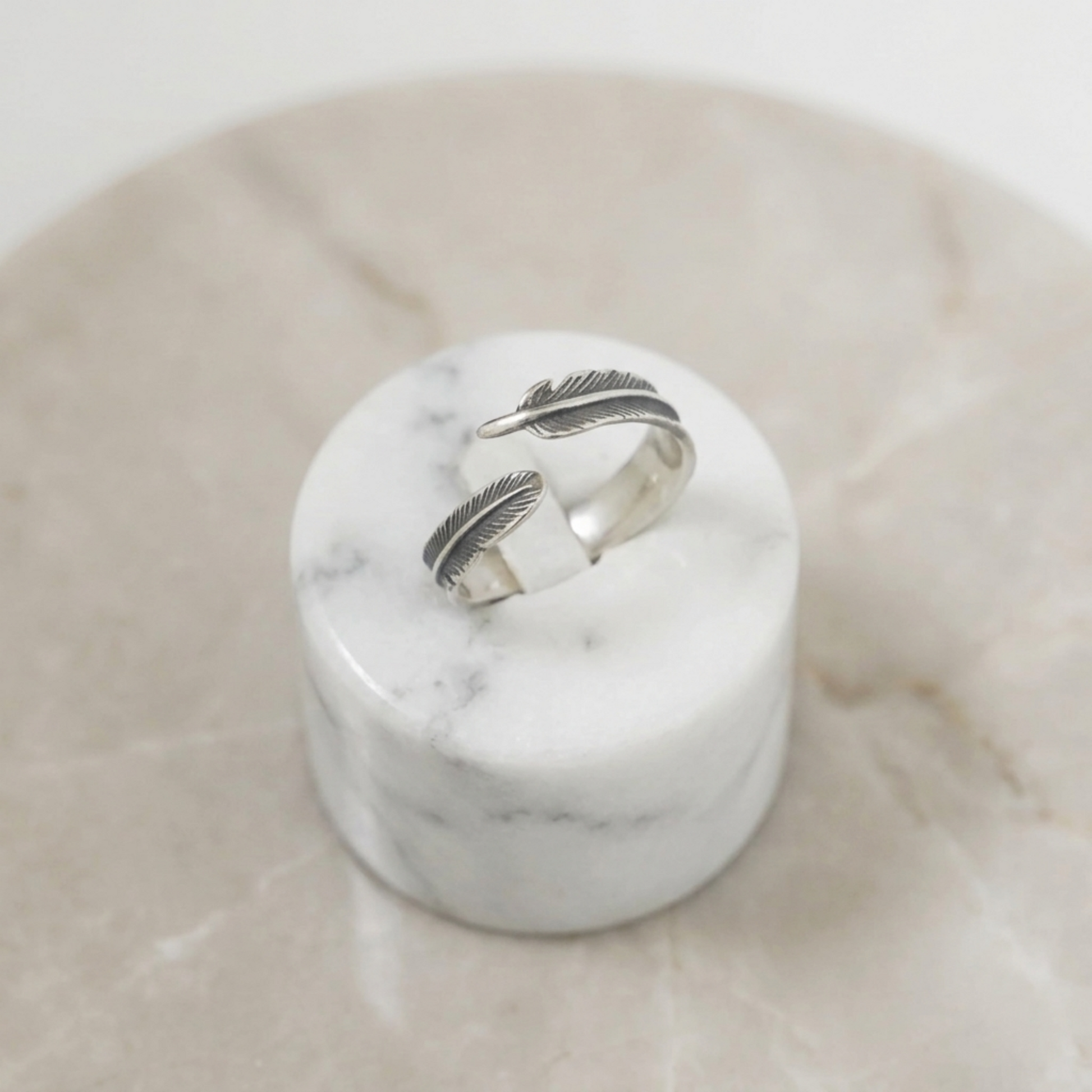 Feather Wing Wrap Ring, zwei übereinanderliegende Federdetails auf schmalem Metallband