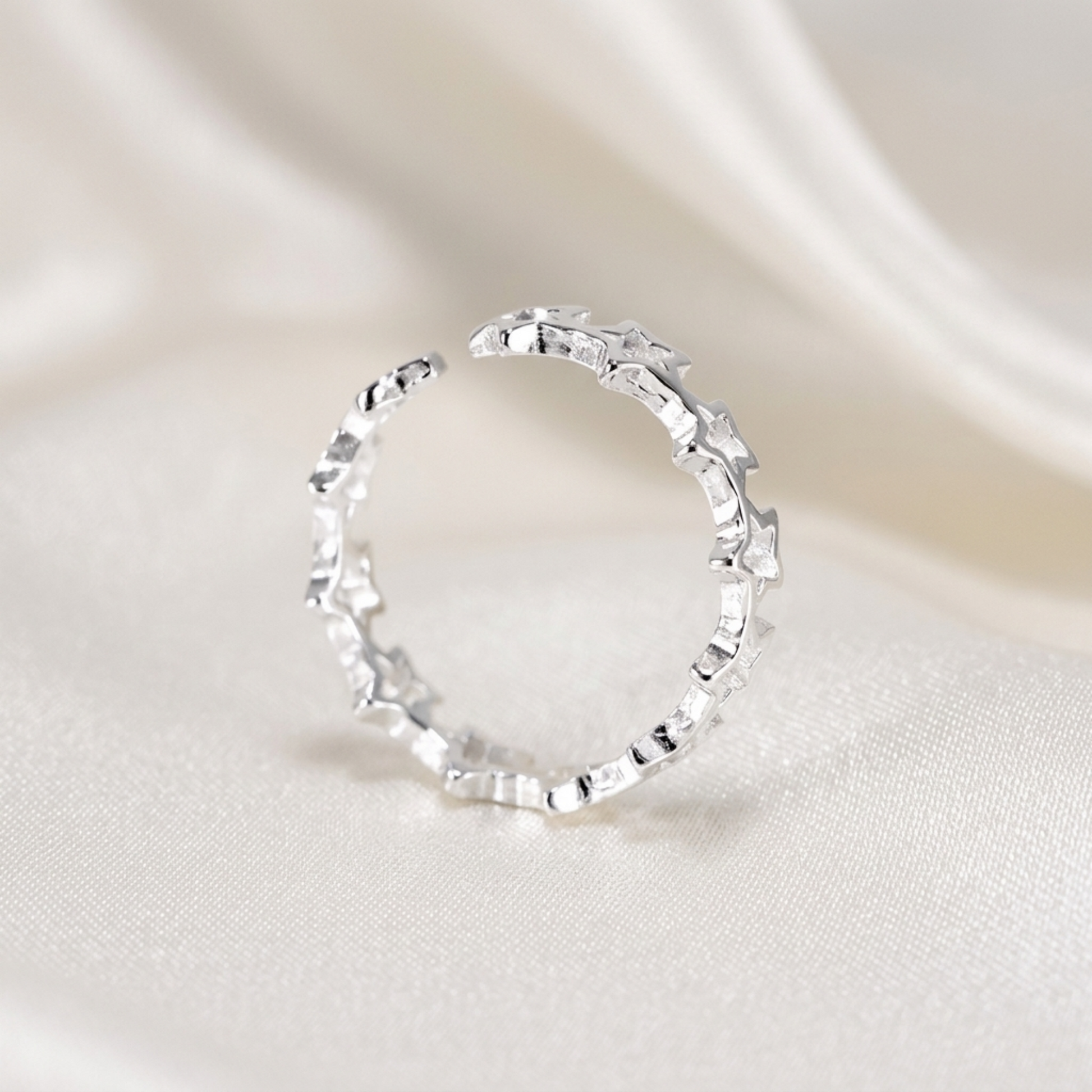Lucky Stars ring, front view with repeating star-shaped links