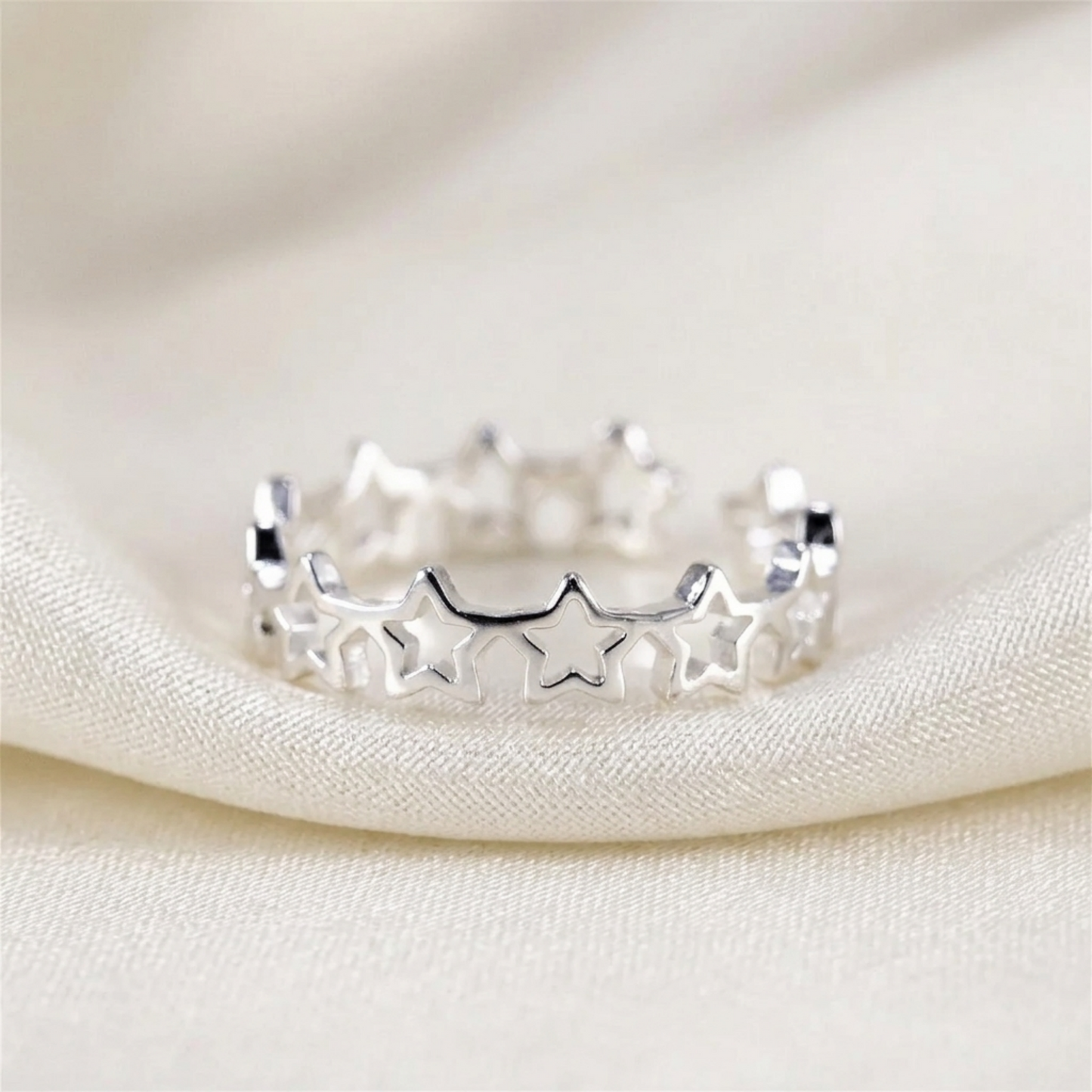 Linked star ring with small sparkle accents along the band
