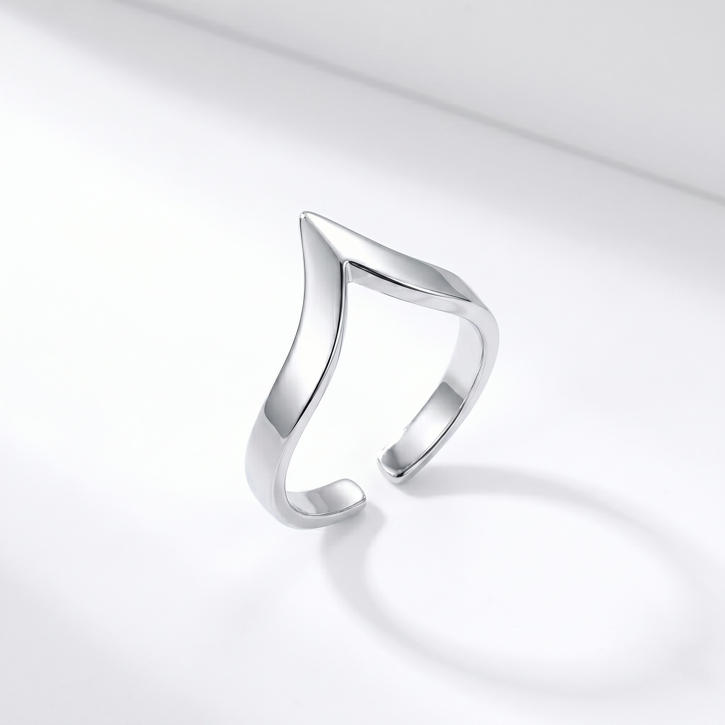 V-Shape Wishbone Ring, silberfarbene geschwungene Bandform mit V-Kerbe