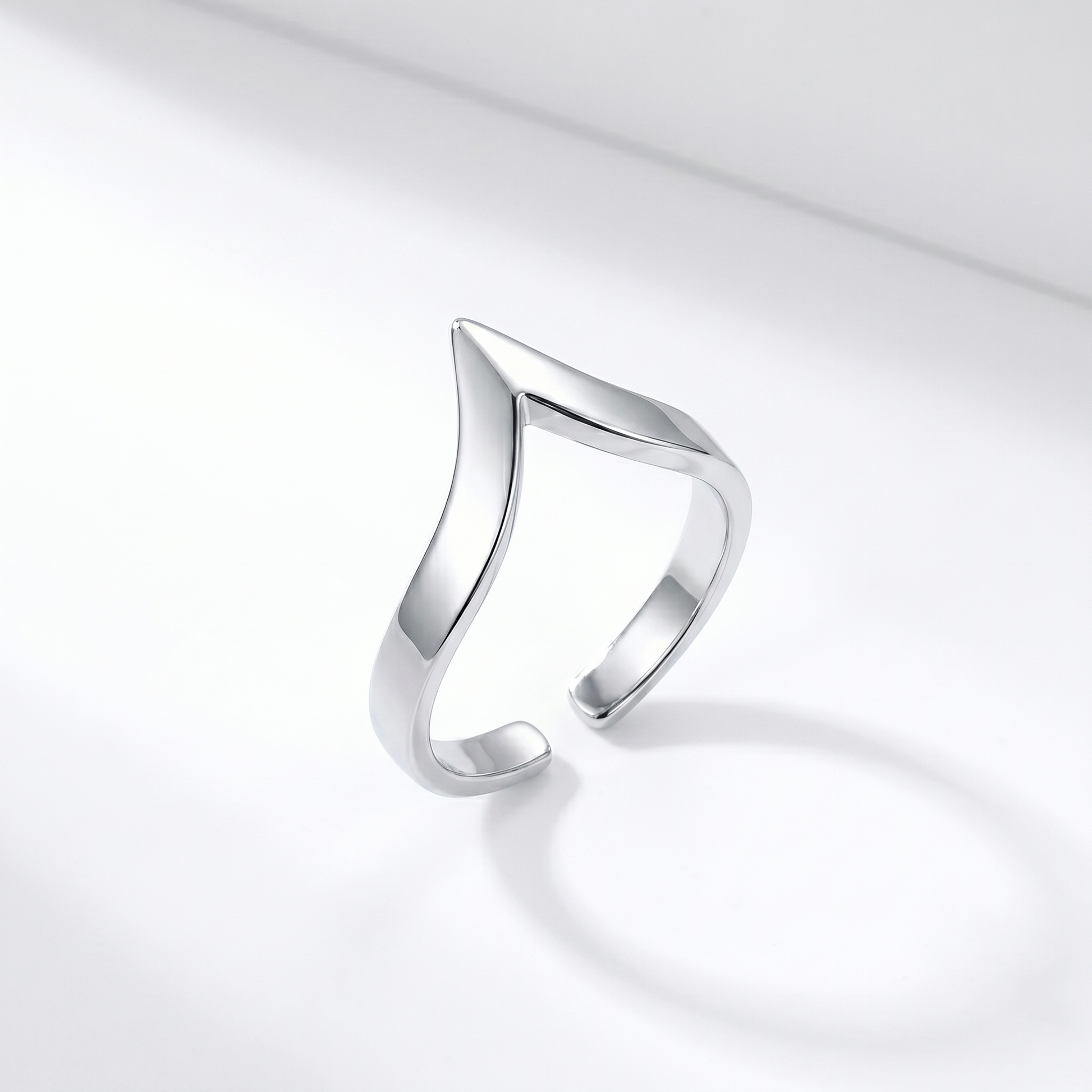 V-Shape Wishbone Ring, silberfarbene geschwungene Bandform mit V-Kerbe