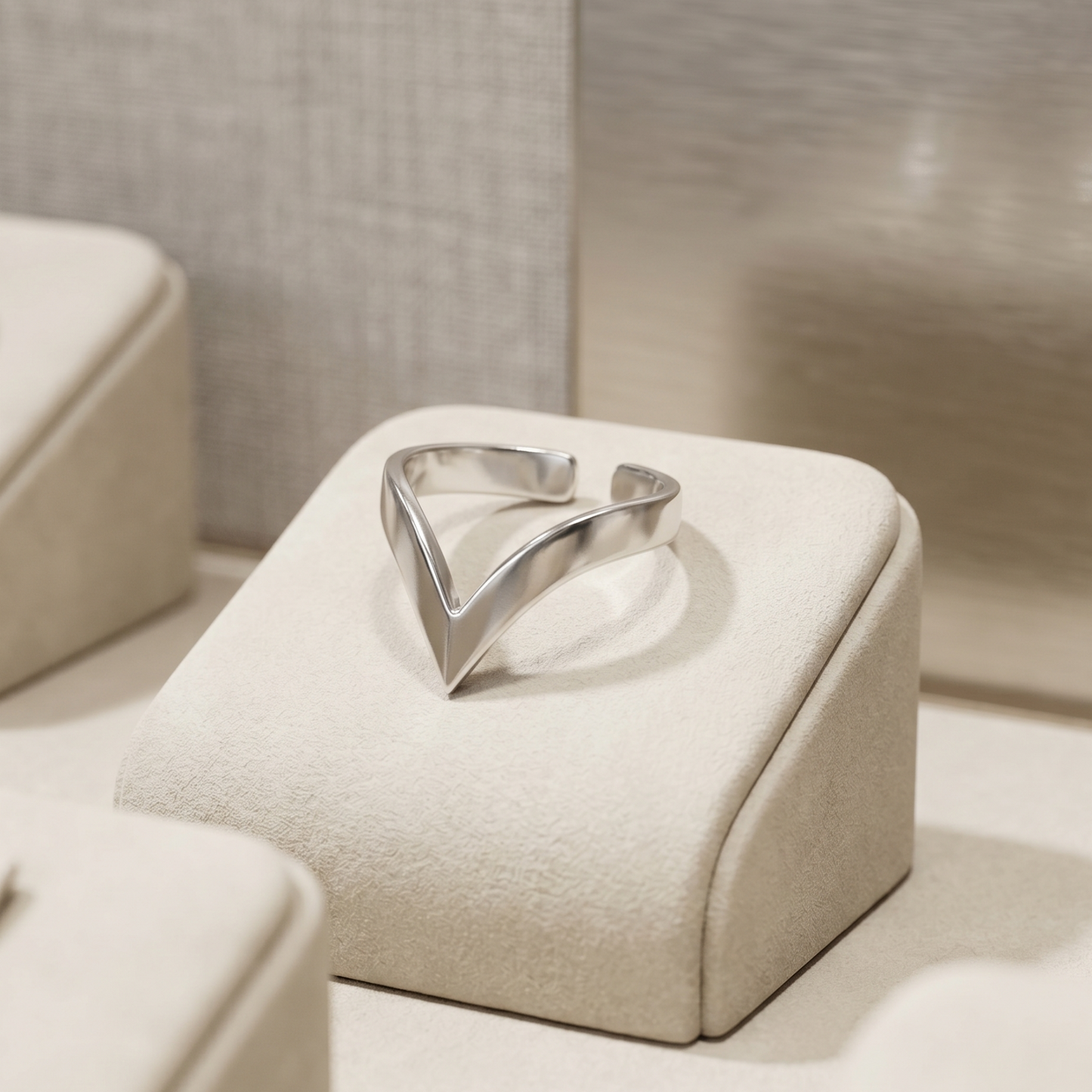 V-Shape Wishbone Ring, silberfarbenes V-Motiv auf schlanker Bandform