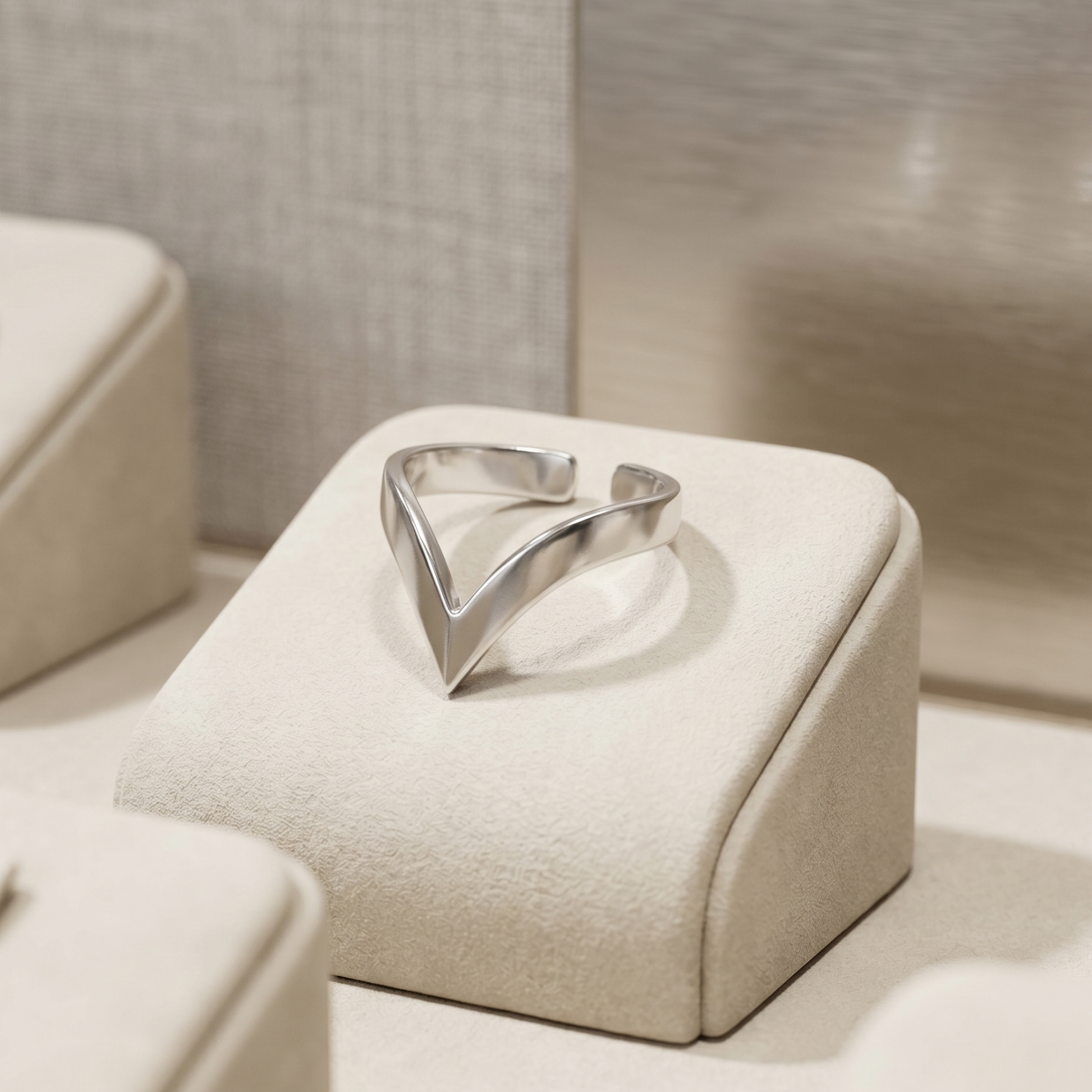 V-Shape Wishbone Ring, silberfarbenes V-Motiv auf schlanker Bandform