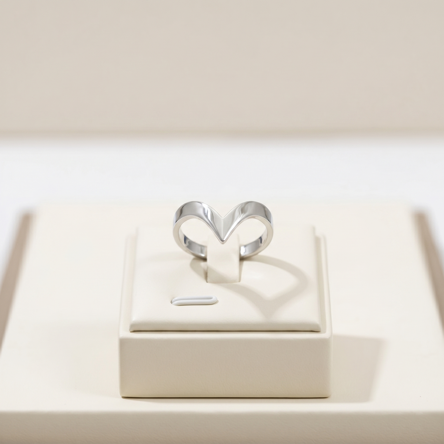 V-Shape Wishbone Ring mit erhöhter V-Form, silberfarben