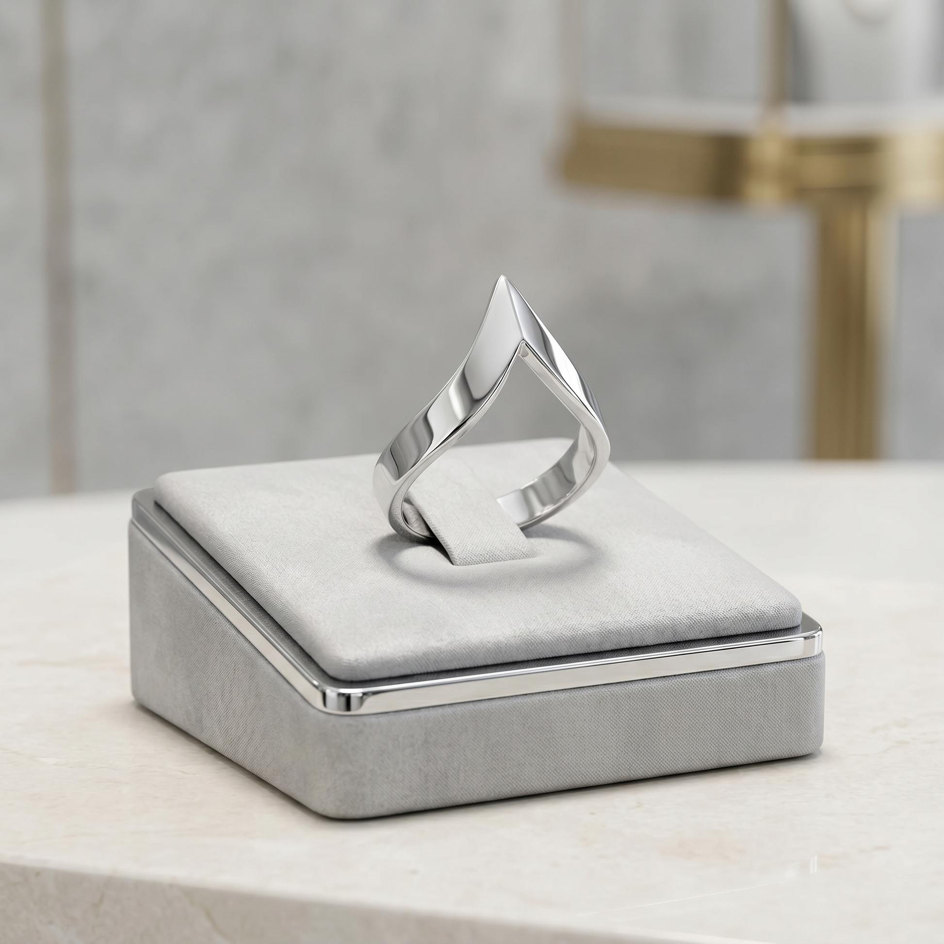 BISELTD V-Shape Wishbone Ring in silberfarben, seitliche Ansicht