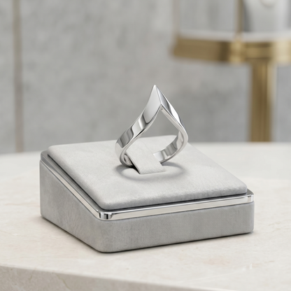 BISELTD V-Shape Wishbone Ring in silberfarben, seitliche Ansicht