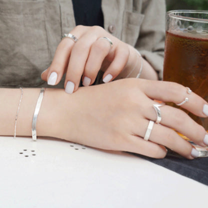 V-Shape Wishbone Ring seitlich am Finger, silberfarbenes V-Relief