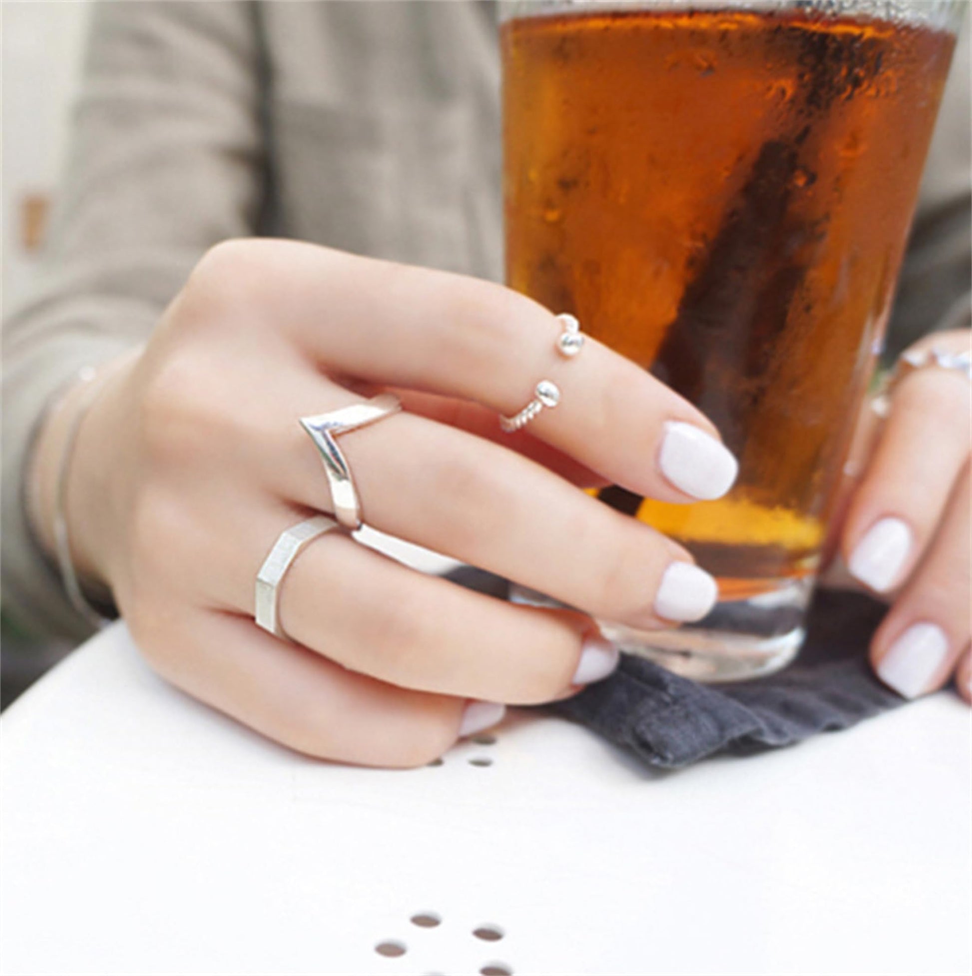 V-Shape Wishbone Ring am Finger, silberfarbenes V-Design