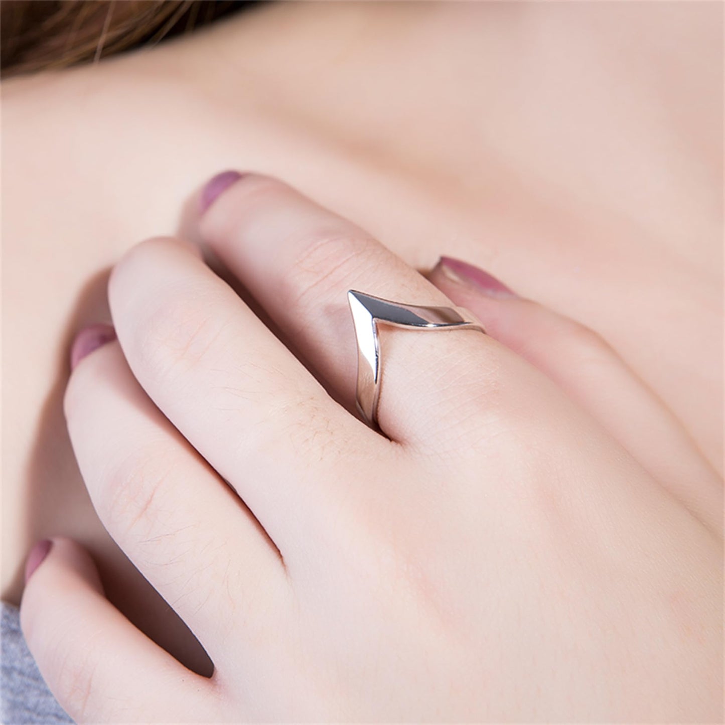 V-Shape Wishbone Ring am Finger, silberfarbenes V-Spitzendesign