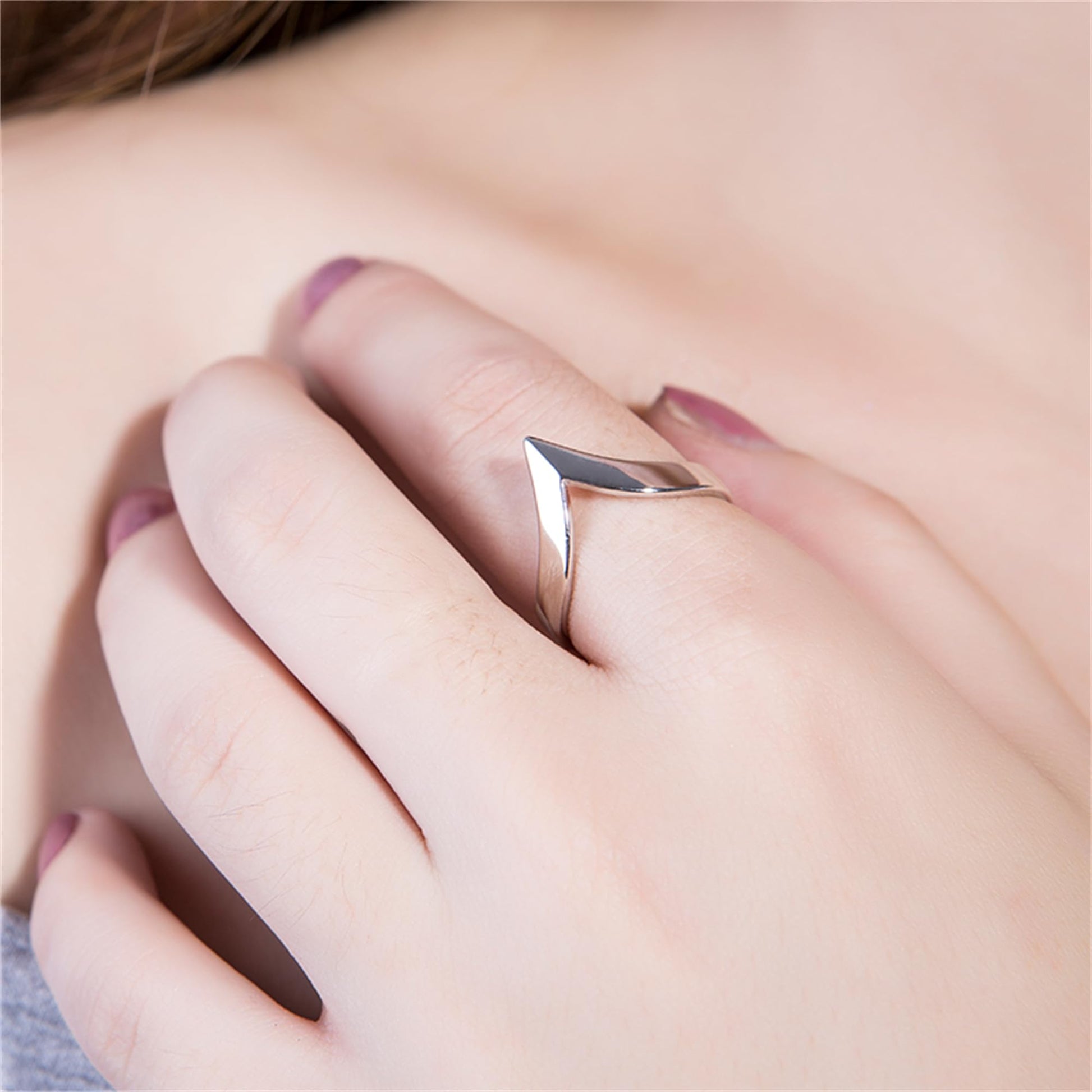 V-Shape Wishbone Ring am Finger, silberfarbenes V-Spitzendesign