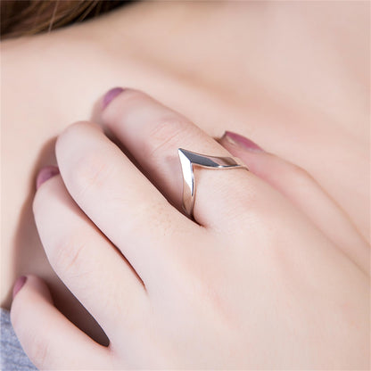 V-Shape Wishbone Ring am Finger, silberfarbenes V-Spitzendesign