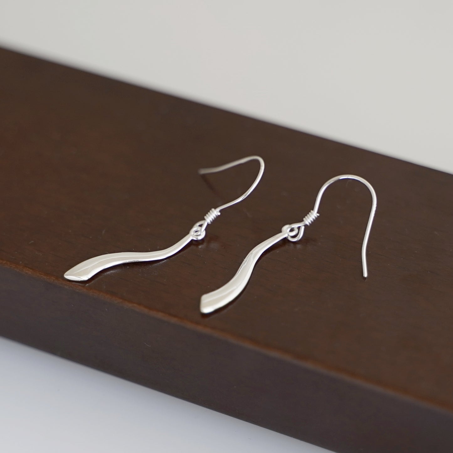 925 Sterling Silver Vertical Wavy Vine Line Swirl Bar S Drop Dangle Hook Earrings - sugarkittenlondon